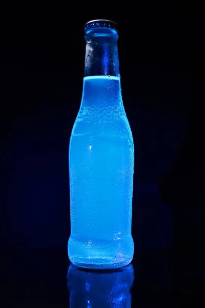 Botella Agua Azul Sobre Fondo Reflectante —  Fotos de Stock