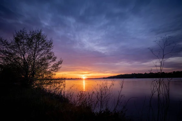 Increíble Puesta Sol Colorida Cielo Con Nubes Río Danubio Baviera —  Fotos de Stock