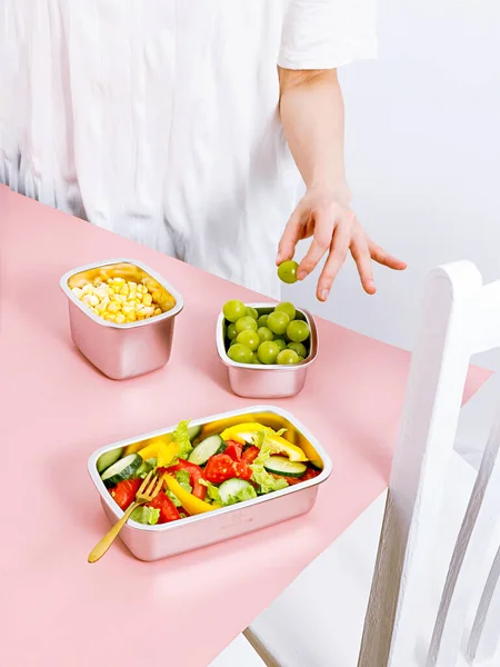 Una Inyección Vertical Una Persona Comiendo Una Ensalada Saludable Recipiente — Foto de Stock