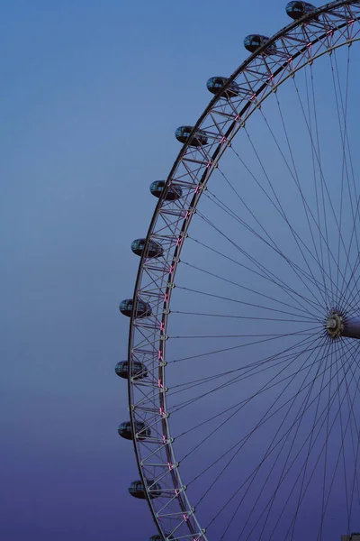 Ein Riesenrad Vor Blauem Sonnenuntergang — Stockfoto