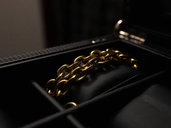 黄金の鎖を持つ小さな黒い袋の閉鎖 — ストック写真