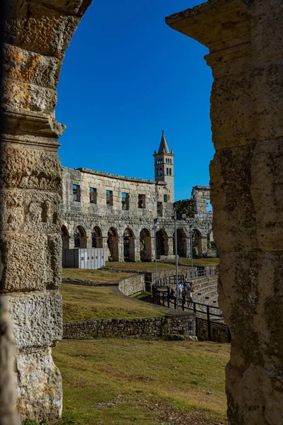 Tiro Vertical Bela Arquitetura Pula Arena Com Uma Torre Igreja — Fotografia de Stock