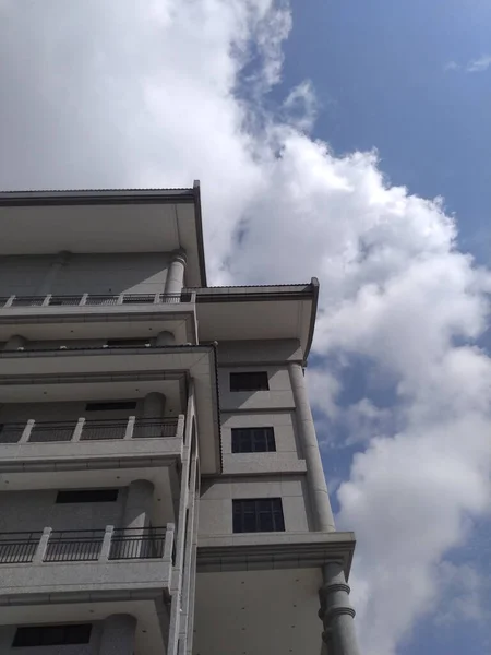 Batam City Deki Bir Binanın Alçak Açılı Görüntüsü — Stok fotoğraf