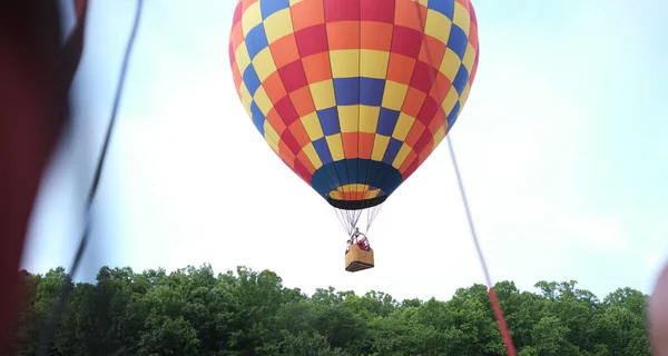 Ένα Πολύχρωμο Αερόστατο Θερμού Αέρα Στον Γαλάζιο Ουρανό — Φωτογραφία Αρχείου