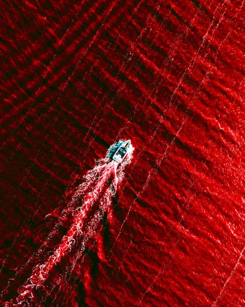 Una Vista Aérea Barco Navegando Mar Con Agua Roja — Foto de Stock