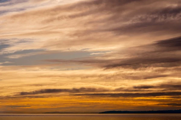 ウィットビー島の海の上の夕日の間のカラフルな雲の風景 — ストック写真