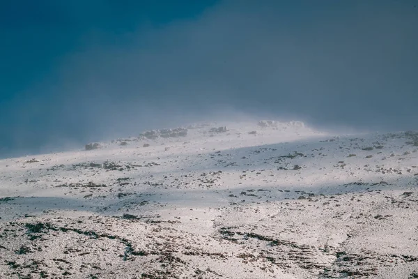 Schöne Landschaft Mit Schneebedeckten Klippen Vor Grauem Himmel Matroosberg Südafrika — Stockfoto