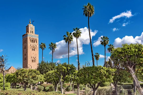 Egy Gyönyörű Kép Egy Mecset Tornyáról Fák Tenyerek Mögött Marrákesben — Stock Fotó
