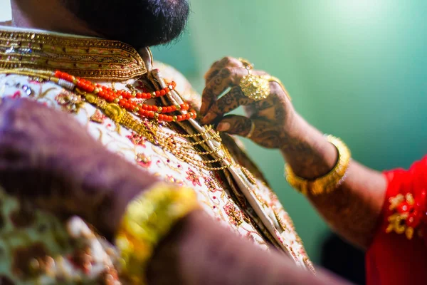 Primo Piano Dita Donna Senza Volto Che Fissa Gli Accessori — Foto Stock