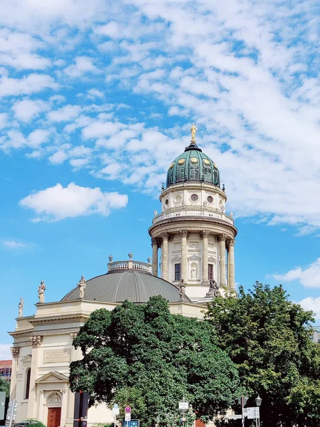 Piękne Ujęcie Neue Kirche Deutscher Dom Błękitnym Niebem Piękny Słoneczny — Zdjęcie stockowe