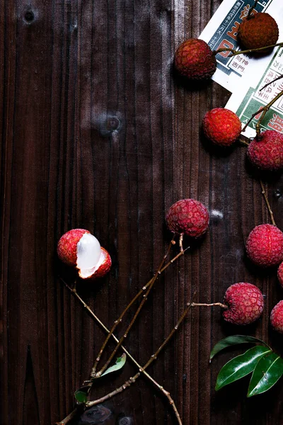 Tahta Masadaki Lychee Meyvelerinin Dikey Yakın Çekimi Üst Görünüm — Stok fotoğraf