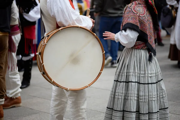 スペインのガリツィア ビゴ市の征服の人気祭りで女の子とドラムを保持している時代のドレスの男 — ストック写真