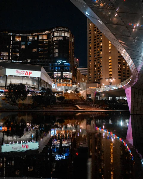 Die Adelaide City Bridge Bei Nacht Mit Der Reflexion Des — Stockfoto