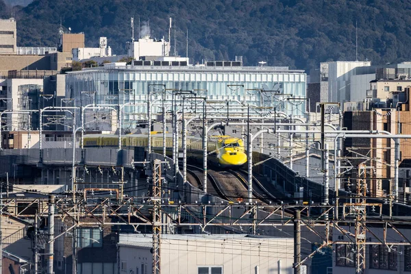 Uma Visão Movimento Trem Bala Amarela Shinkansen Fundo Dos Edifícios — Fotografia de Stock