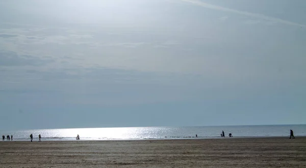 Красивый Летний День Пляже Эймсбери Нидерландах Люди Наслаждаются Солнцем — стоковое фото