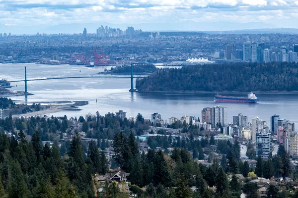 ブリティッシュコロンビア州 カナダにあるLion Gate BridgeとBurrard Inletのあるバンクーバーのスカイライン — ストック写真