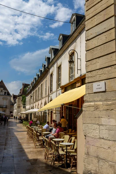 古い建物のファサードを持つカフェの垂直ショット フランスのディジョン — ストック写真