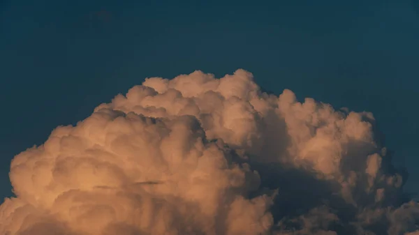 Piękny Widok Białych Chmur Błękitnym Tle Nieba — Zdjęcie stockowe