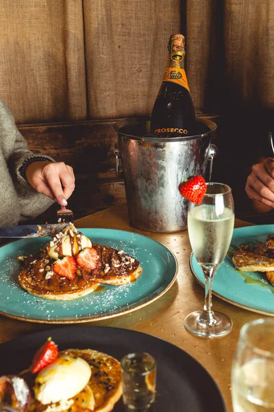 Een Close Van Handen Snijden Pannenkoek Met Ijs Topping Met — Stockfoto