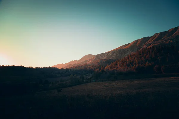 日没時の森林の山々の美しい風景 — ストック写真