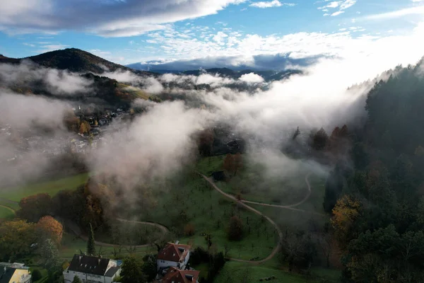 德国美丽的巴登 巴登小镇被绿树成荫的山丘环绕的空中拍摄 — 图库照片