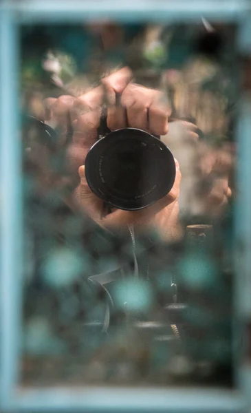 Egy Férfi Kezei Fényképezőgéppel Fényképeznek Egy Üvegablak Mögül — Stock Fotó