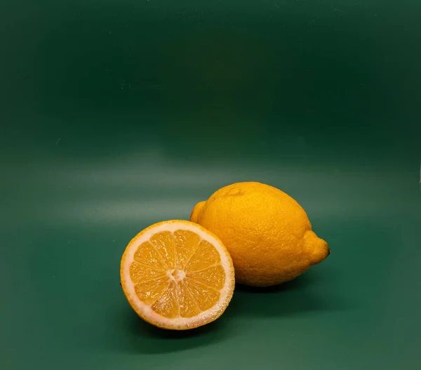 Primer Plano Dos Limones Estudio Sobre Fondo Verde —  Fotos de Stock