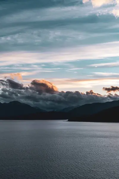 Vacker Utsikt Över Havsutsikt Den Vackra Himlen Vid Solnedgången — Stockfoto