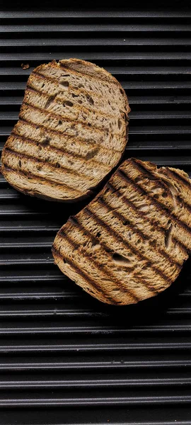 Izgaranın Üstünde Iki Parça Kızarmış Kahverengi Tost — Stok fotoğraf