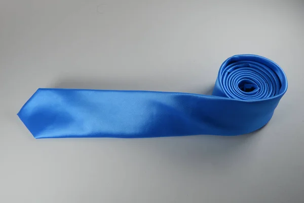Gros Plan Une Cravate Bleue Polyester Isolée Sur Fond Blanc — Photo
