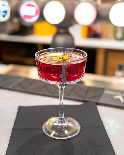 Eine Vertikale Aufnahme Eines Roten Cocktails Auf Dem Schwarzen Tisch — Stockfoto