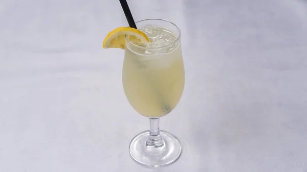 Zbliżenie Kielicha Lemoniady Szklance Cytryną Białej Powierzchni — Zdjęcie stockowe