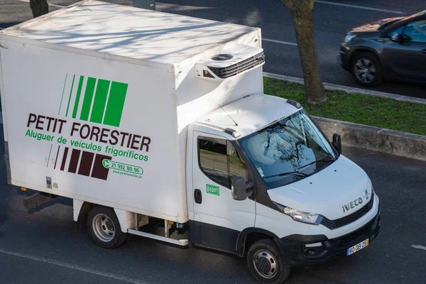 Petit Forestier Firma White Box Truck Jazdy Ulicach Lizbony Portugalia — Zdjęcie stockowe