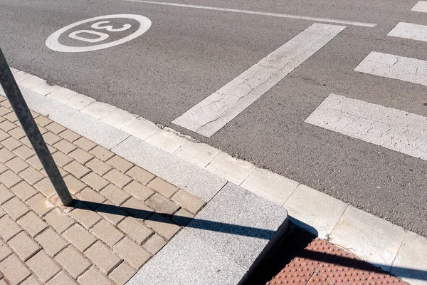 Een Verticaal Shot Van Een Straat Met Wegmarkering Een Stad — Stockfoto