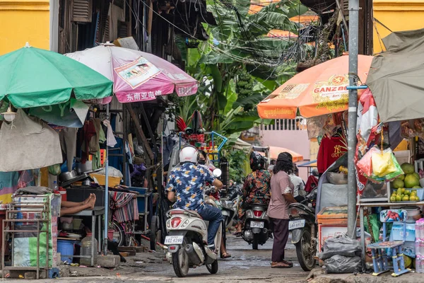 Una Pequeña Carretera Concurrida Phnom Penh Con Sombrillas Colores Fondo — Foto de Stock