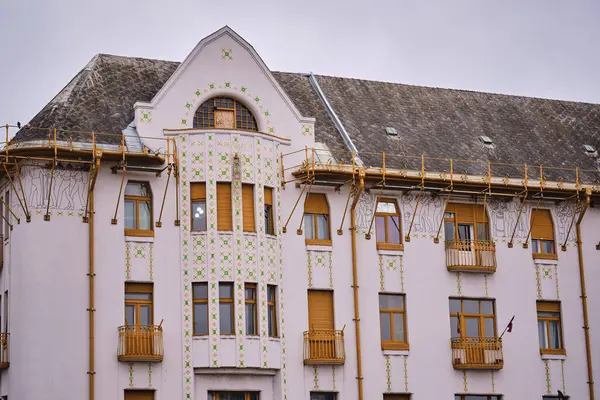 Красивый Дизайн Белого Здания Коричневой Крышей Окнами Орадее Румыния — стоковое фото