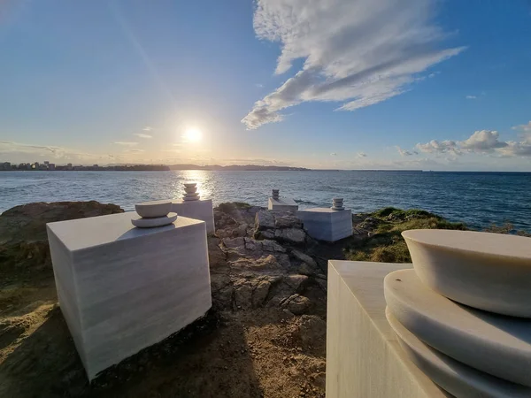 Figuras Mármol Orilla Del Mar Con Una Puesta Sol Fondo — Foto de Stock