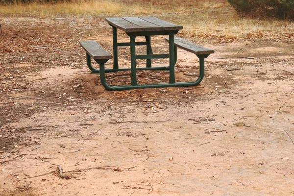 Stary Stół Piknikowy Ławkami Zakurzonej Okolicy Lasu — Zdjęcie stockowe