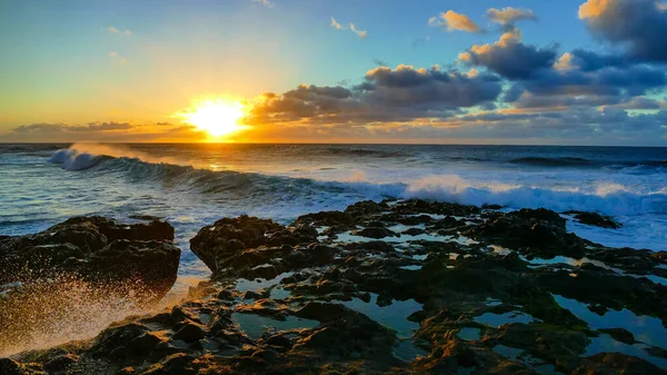 Uma Costa Rochosa Oceano Com Pôr Sol Amarelo Céu Nublado — Fotografia de Stock