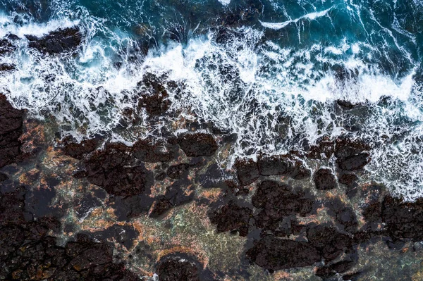 海と岩の空中写真 — ストック写真