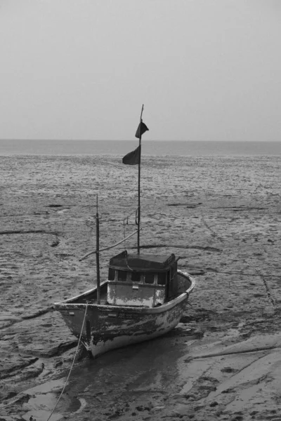 Tiro Vertical Velho Barco Deixado Areia Molhada Escala Cinza Ótimo — Fotografia de Stock