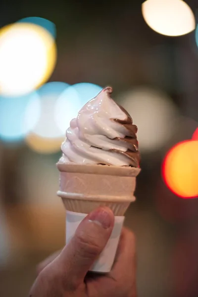 Избирательный Снимок Руки Держащей Ваннилу Шоколадное Мороженое — стоковое фото