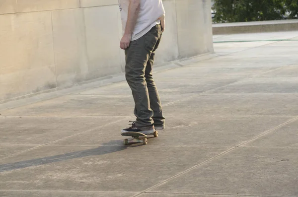 Seorang Pria Skater Jalan — Stok Foto