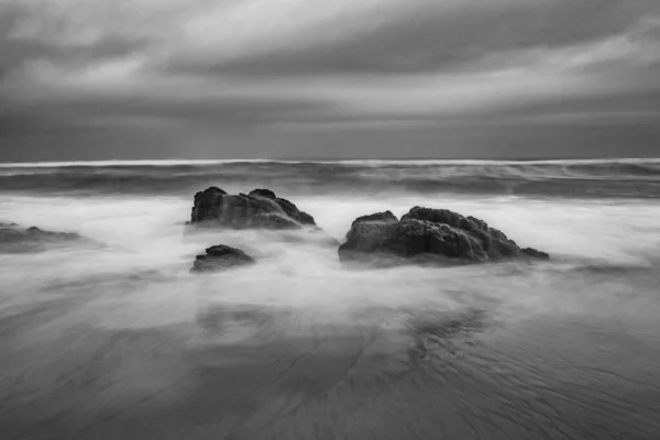 Gråskala Bild Den Steniga Stranden Med Lång Exponering — Stockfoto