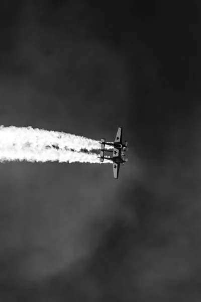 Una Toma Escala Grises Airplane Sky Clouds Huntington Beach California —  Fotos de Stock