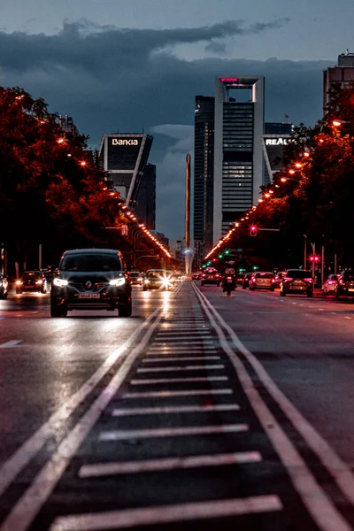 Vertikal Bild Madrids Skyskrapor Slutet Castellana Street Natten Spanien — Stockfoto