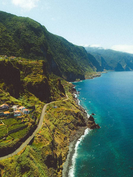 Uma Vista Para Aldeia Partir Mar Localizado Sopé Montanha — Fotografia de Stock