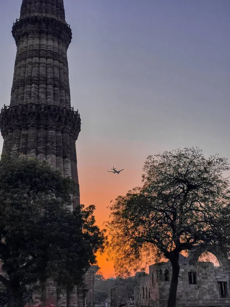 Beautiful View Old Qutab Minar Tower Airplane Flying Sky — Stock Photo, Image