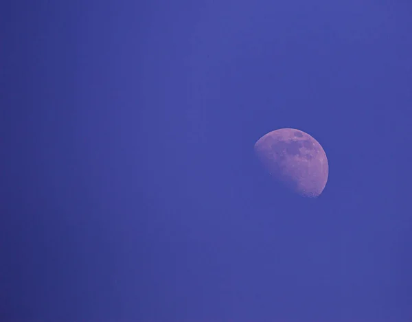 Zbliżenie Półksiężyca Purpurowym Kolorze Nieba — Zdjęcie stockowe