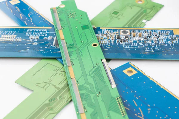 Detailní Záběr Elektronické Základní Desky Izometrický Procesor Mikročip Bílém Pozadí — Stock fotografie